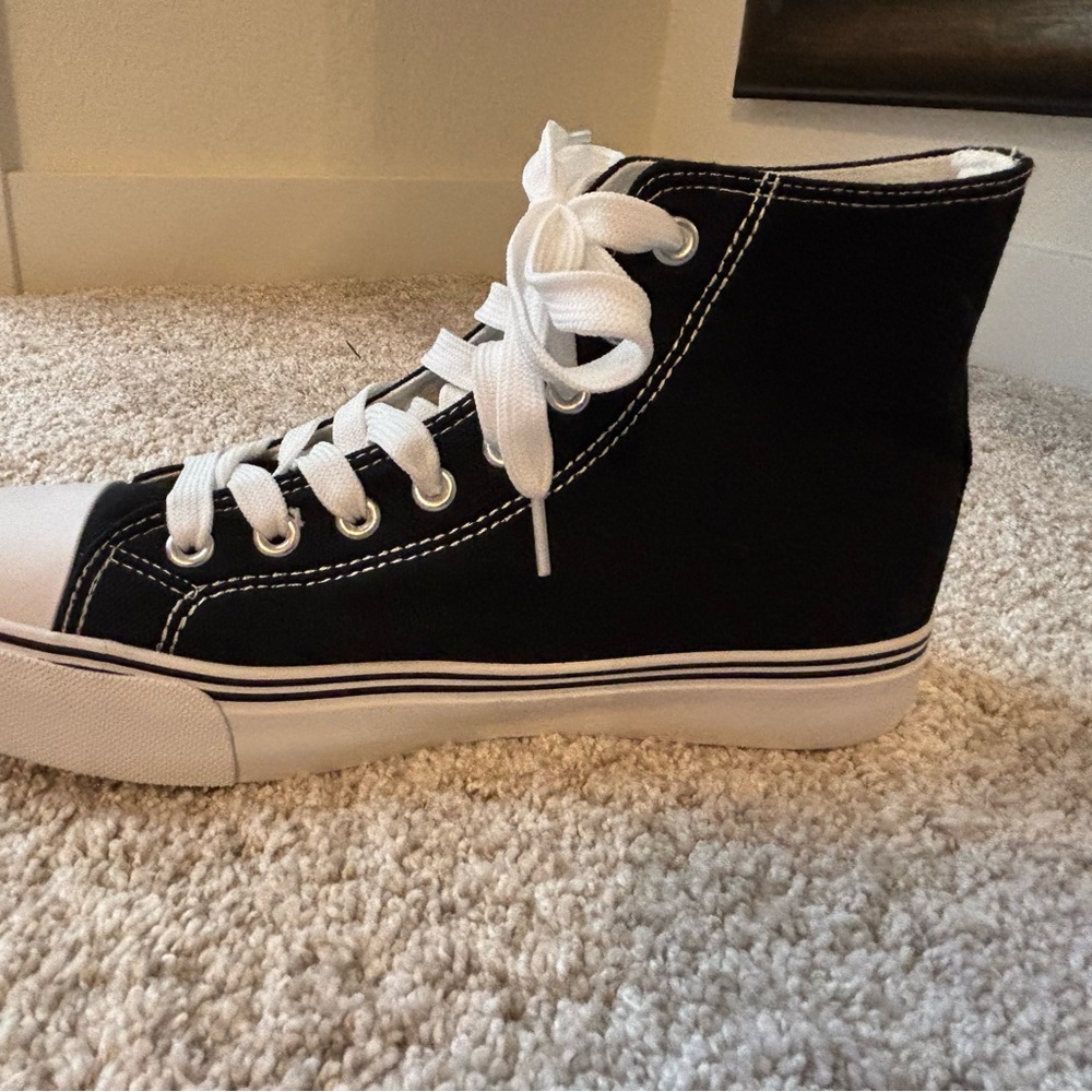 Floral Embroidered High-Top Sneakers - Picture 8 of 8